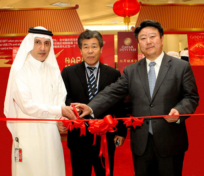 银联国际首席执行官蔡剑波(右),卡塔尔航空ceo akbar al bakar (左)